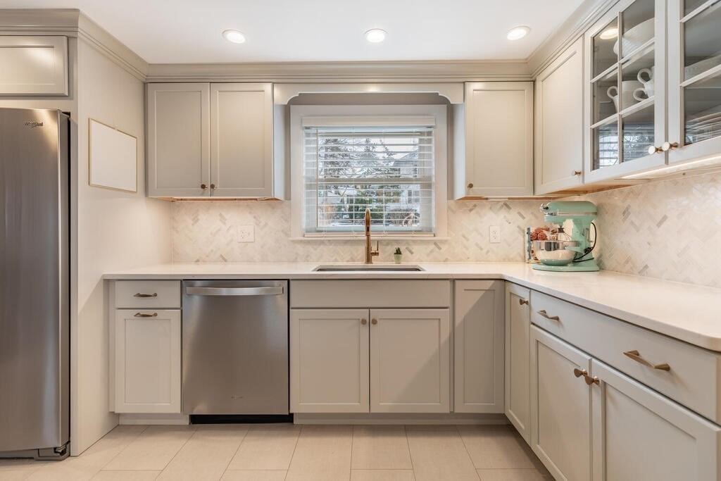 26 Curve Street Wakefield, MA 01880 - Photo 7 of 34