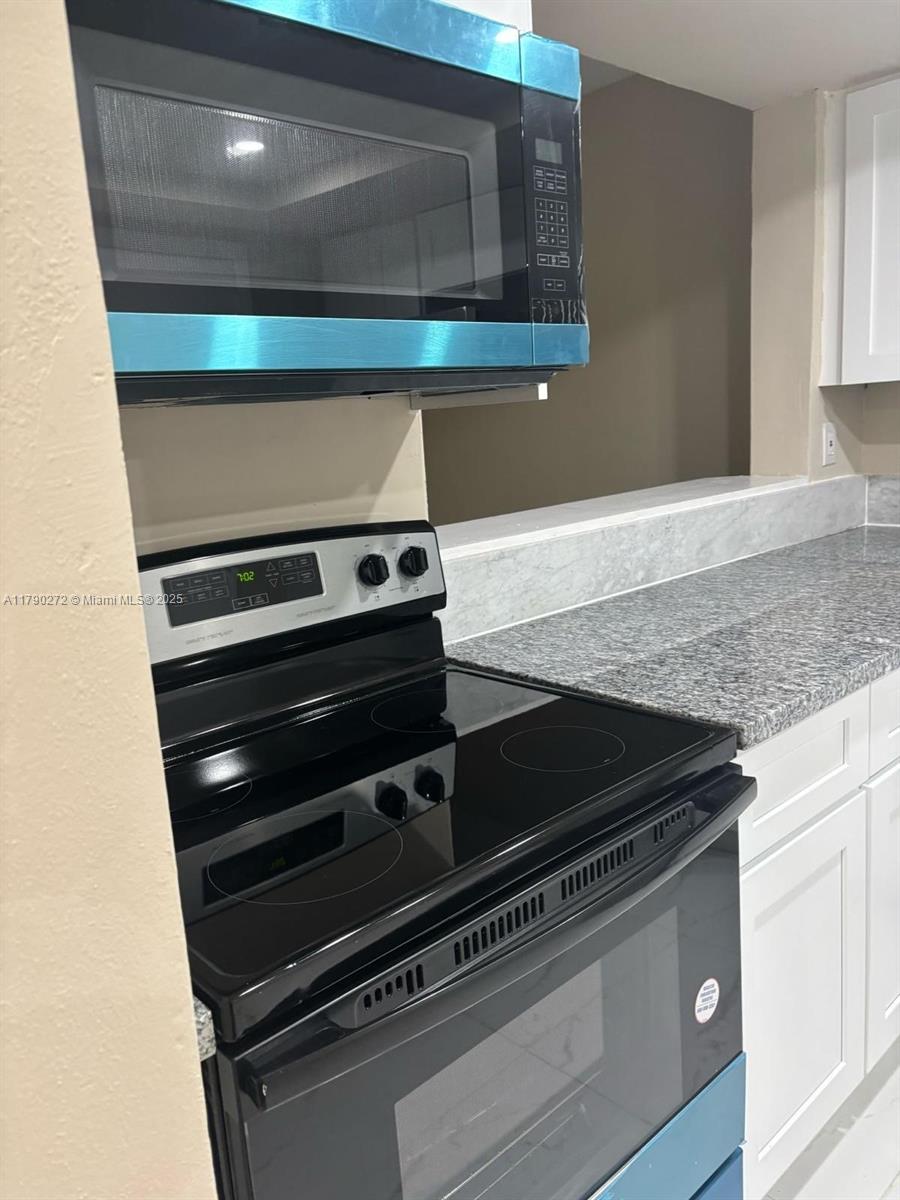 Ojus Miami, FL 33179 - Photo 4 of 15 a close view of stove