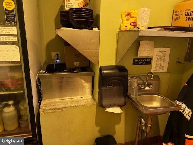 2240 South 12th Street Philadelphia, PA 19148 - Photo 12 of 23 a bathroom with a sink and mirror