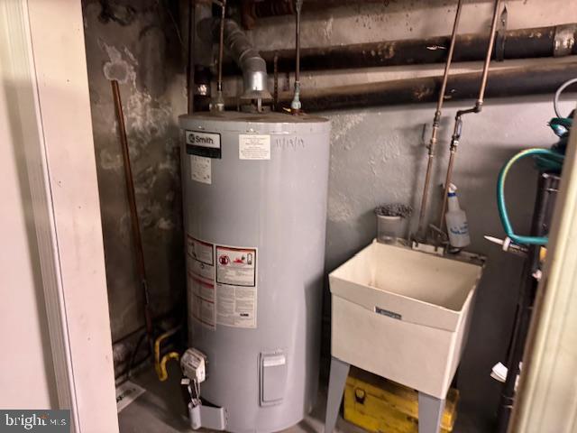 2240 South 12th Street Philadelphia, PA 19148 - Photo 22 of 23 a utility room with dryer and washer