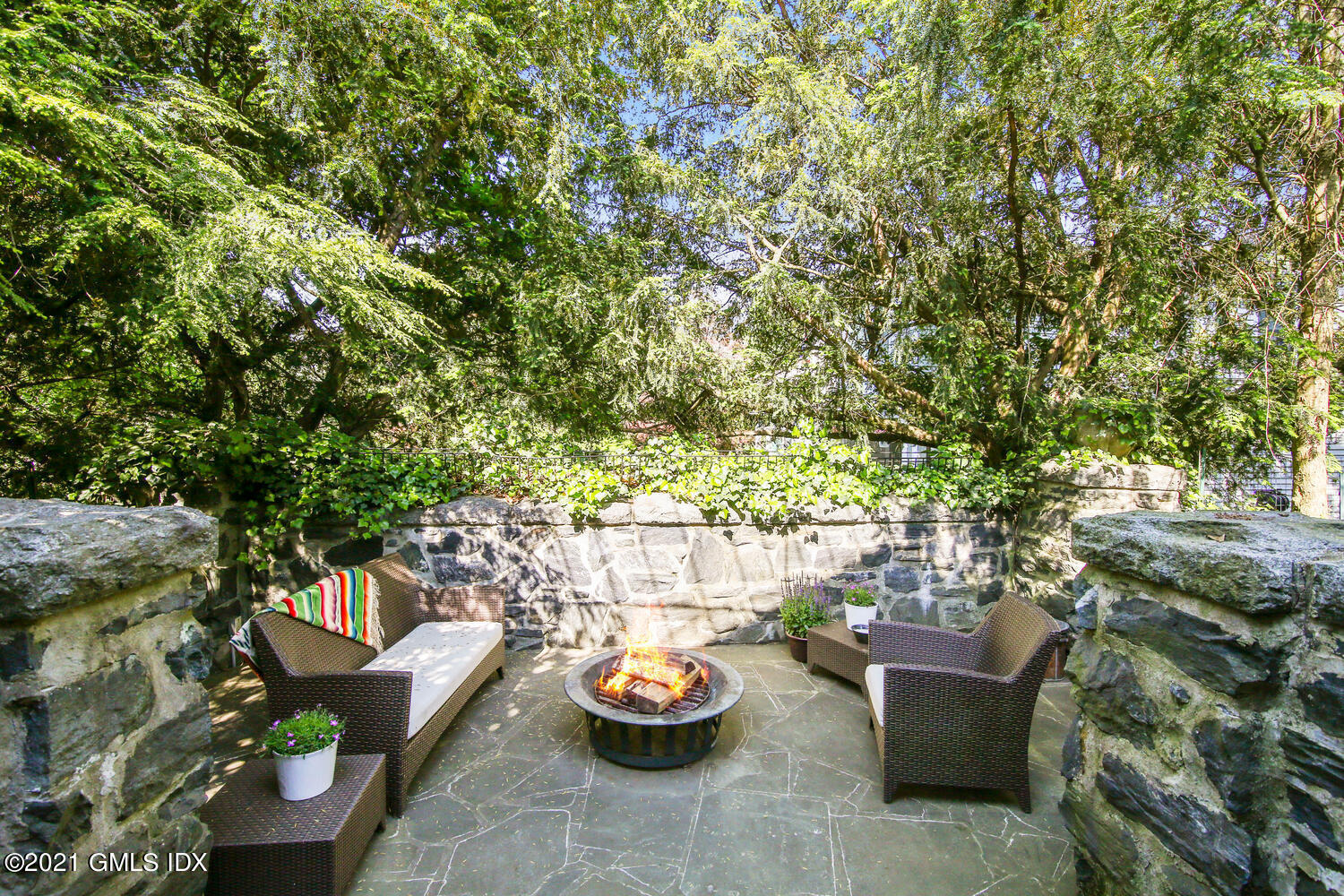 1 North Street Greenwich, CT 06830 - Photo 33 of 36 a backyard of a house with a table and chairs