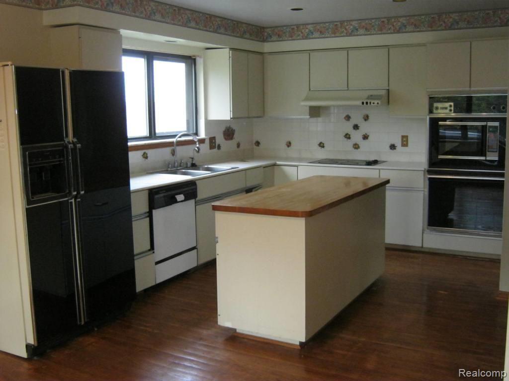 85 Rose Brier Drive Rochester, MI 48309 - Photo 3 of 15 KITCHEN