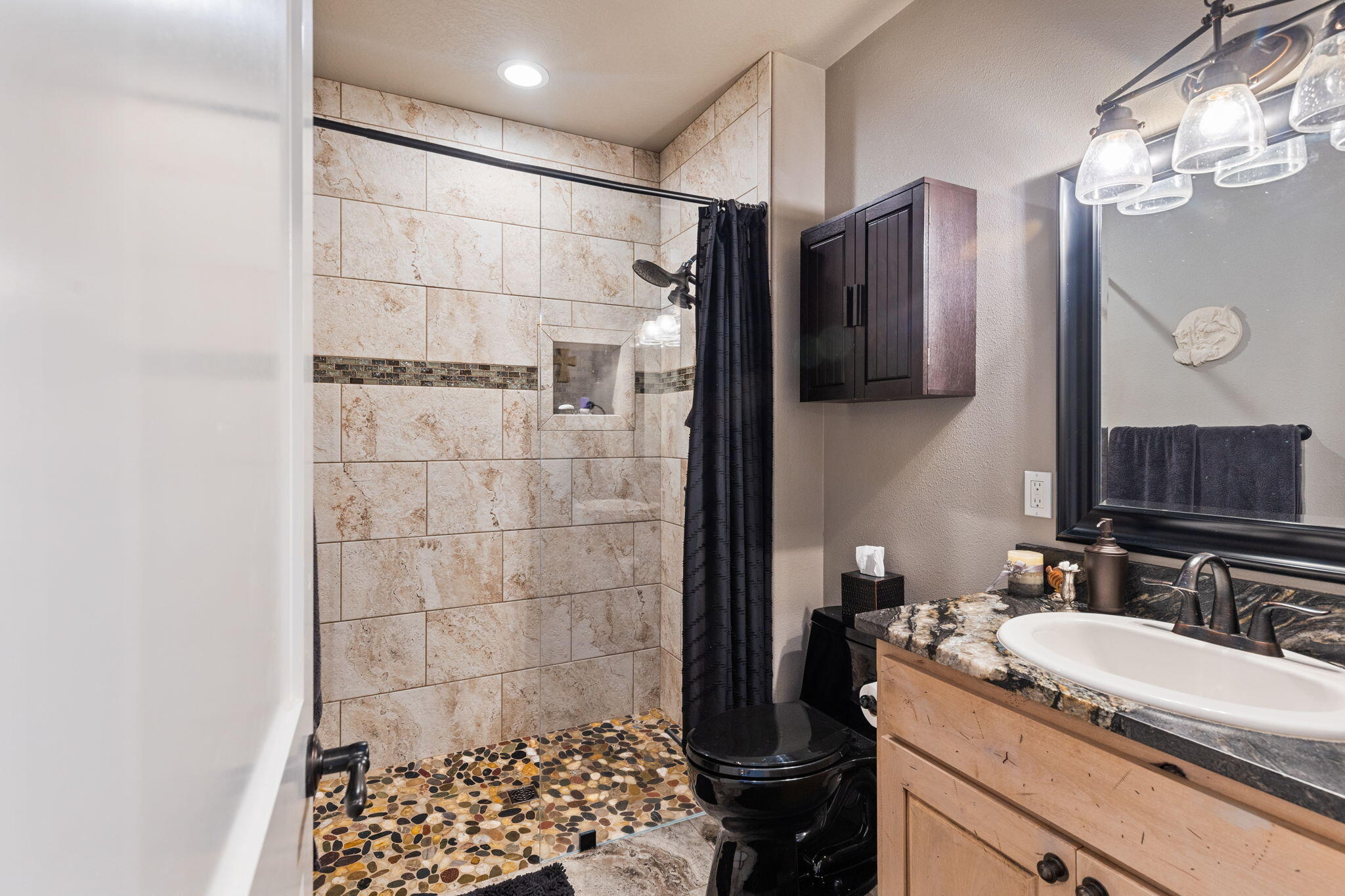 286 Rockinghorse Drive Grants Pass, OR 97527 - Photo 25 of 54 recently remodeled hall bathroom