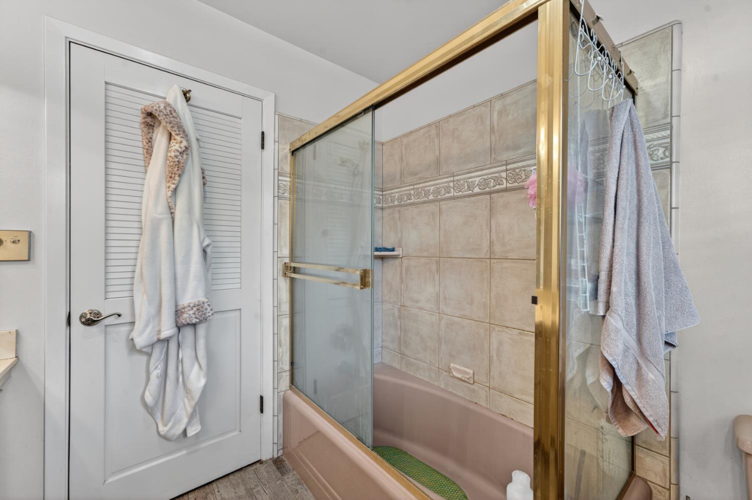 1880 Magnolia Street Gridley, CA 95948 - Photo 30 of 95 a bathroom with a glass shower door