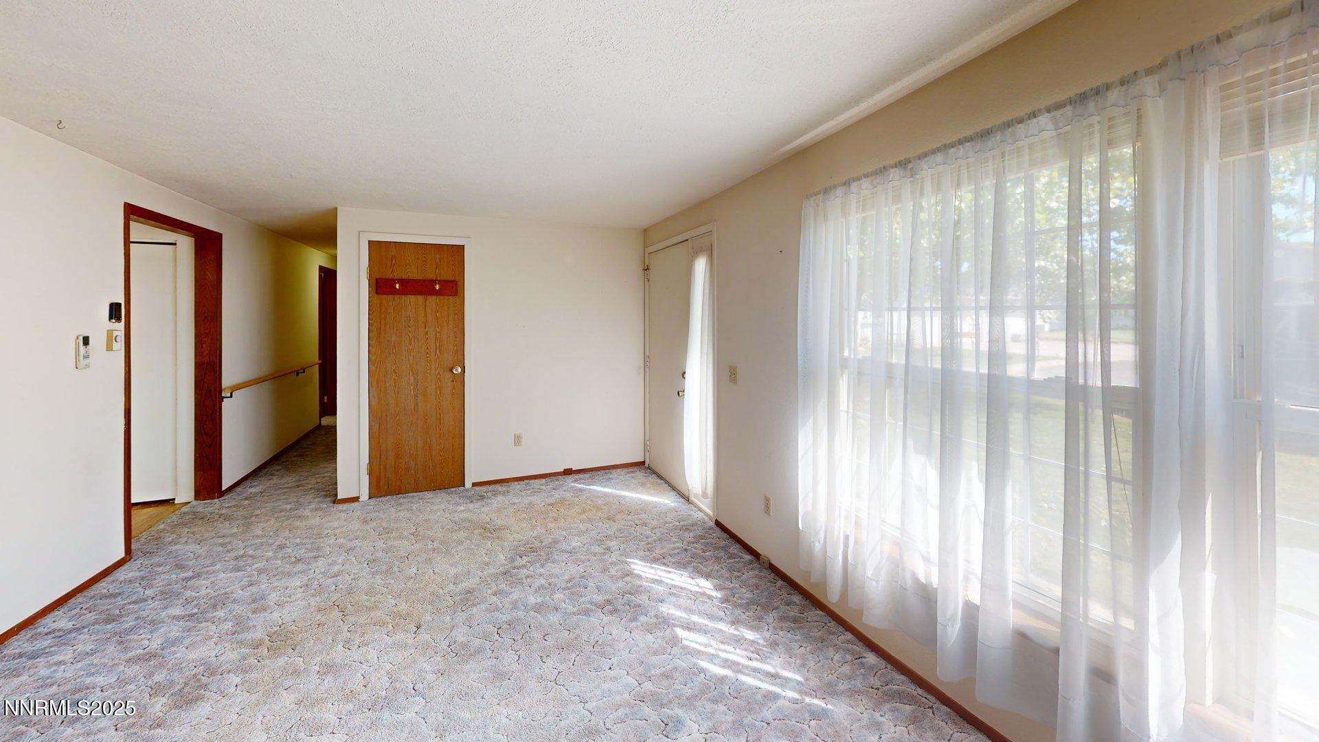 3 Colado Court Winnemucca, NV 89445 - Photo 8 of 19 3-Colado-Court-Living-Room