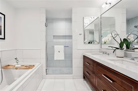 $2,980,000 | 2 Canal Street, Unit 2402, New Orleans, LA 70130