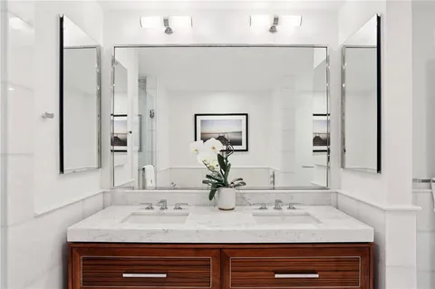 $2,980,000 | 2 Canal Street, Unit 2402, New Orleans, LA 70130