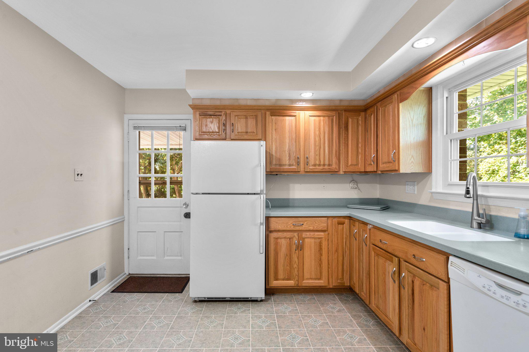 19504 Olney Mill Road Olney, MD 20832 - Photo 3 of 49 Big, Table Space Kitchen