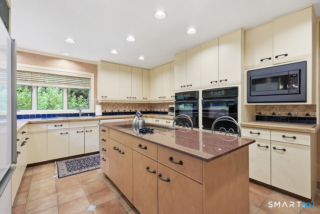38 Cary Lane, Unit 38 Bloomfield, CT 06002 - Photo 7 of 36