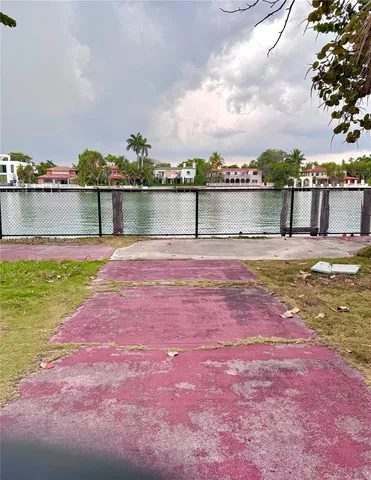 $100,000 | 5255 Collins Avenue, Miami Beach, FL 33140