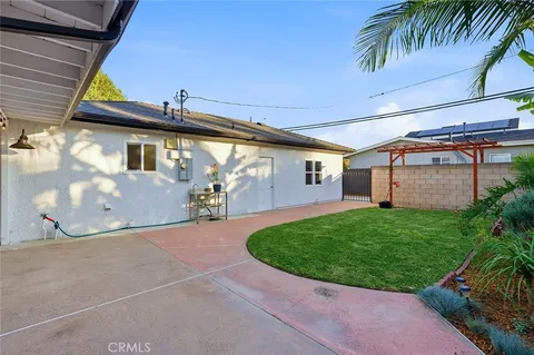 a view of a back yard of the house