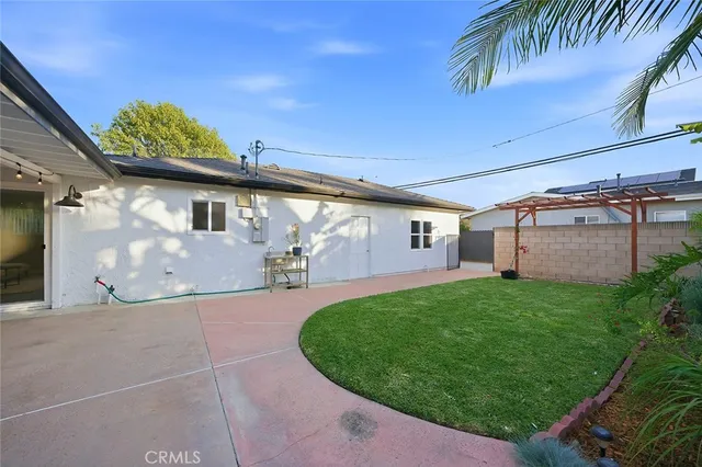 a view of a back yard of the house