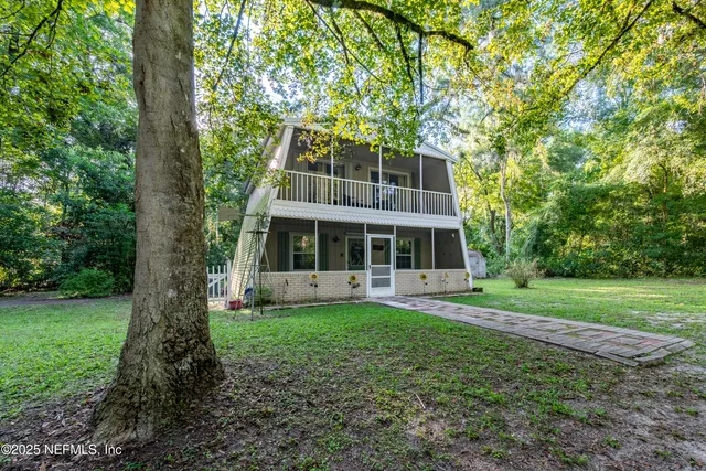a view of a house with backyard