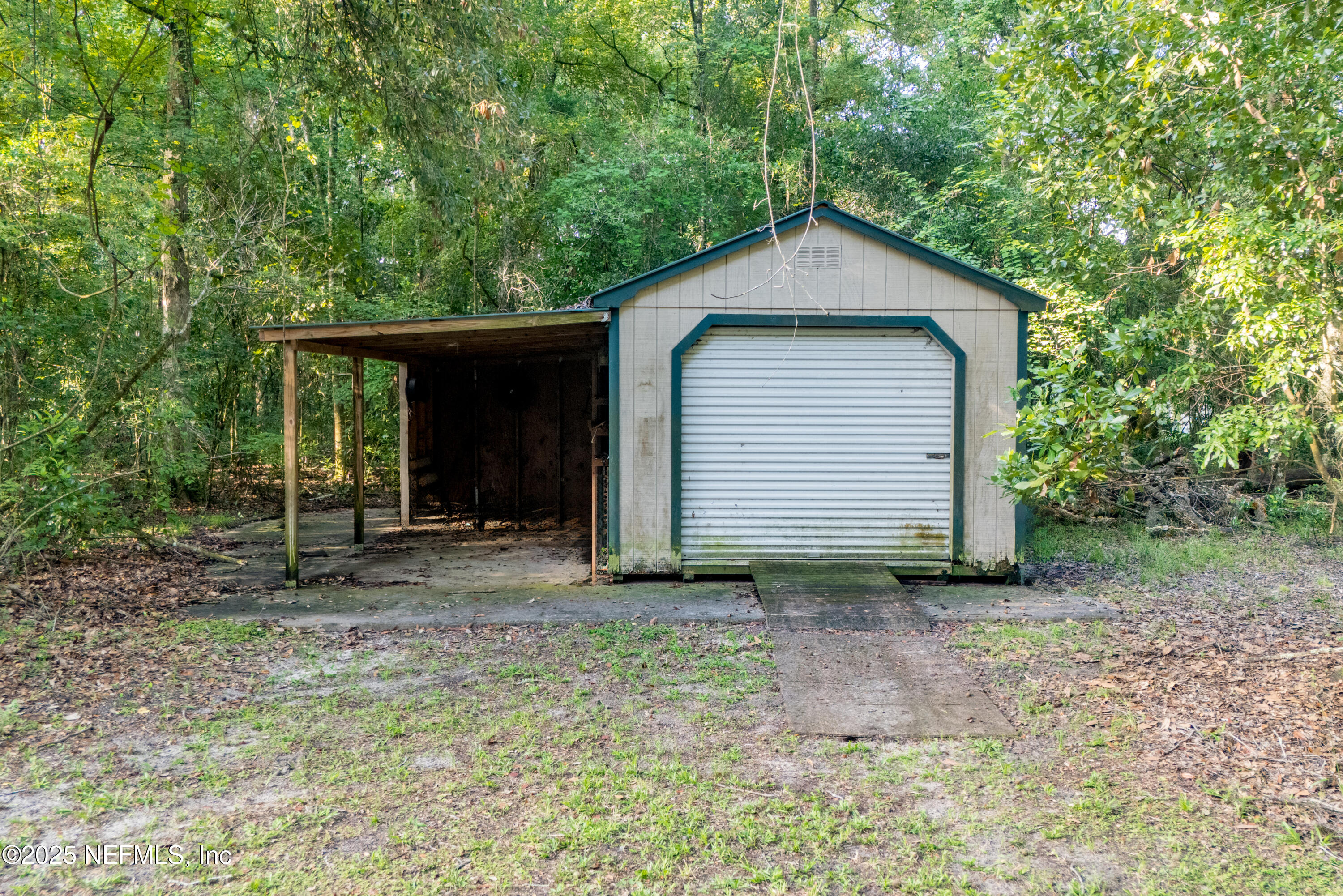 141 Southwest Longhorn Terrace Fort White, FL 32038 - Photo 27 of 31 a view of a house with a yard and large tree