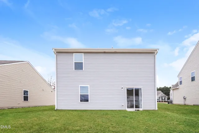 a view of a house with backyard