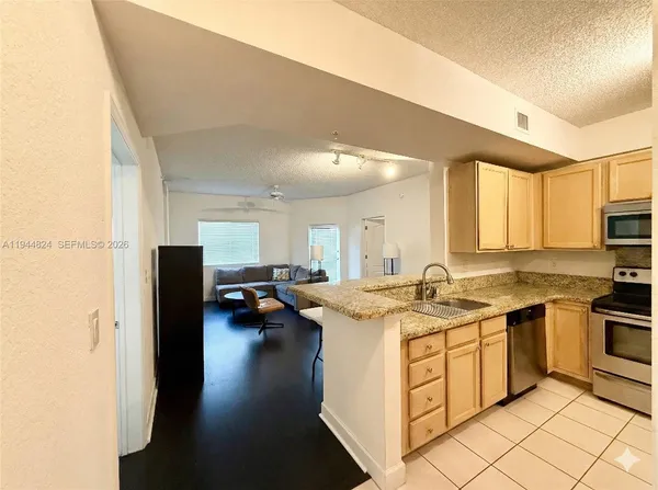 $2,950 | 6001 Southwest 70th Street, Unit 612, South Miami, FL 33143