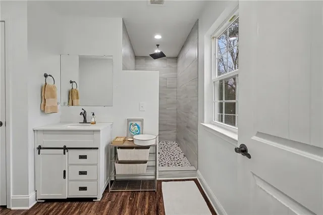 a view of a house with backyard