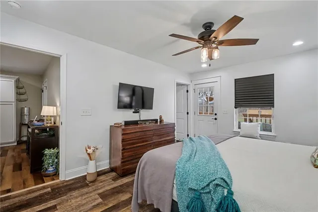 a view of a yard with a house