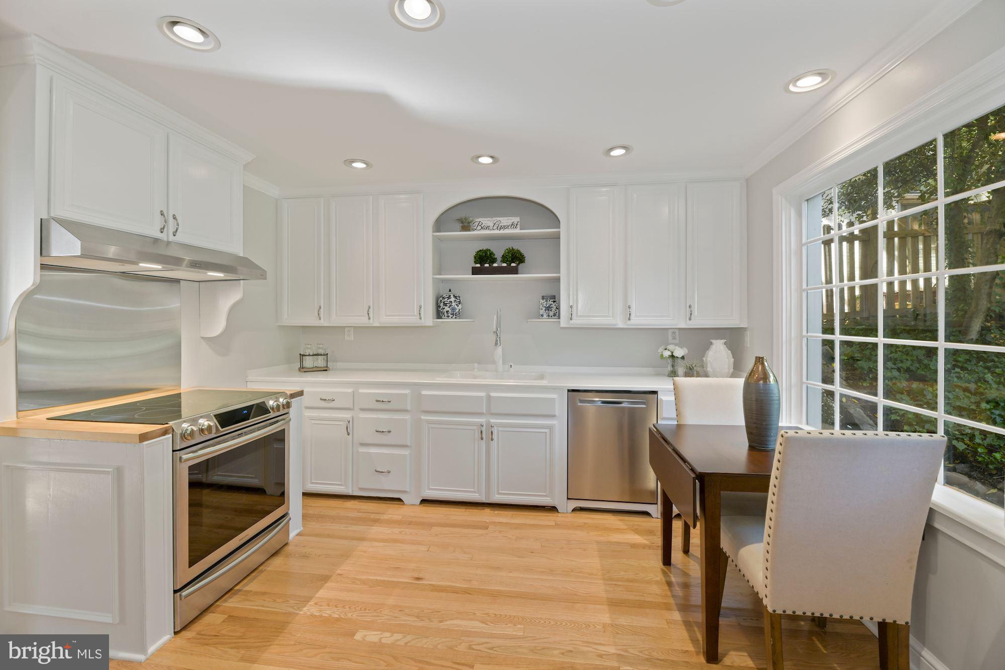 2729 South Arlington Ridge Road Arlington, VA 22202 - Photo 11 of 38 Seating in Kitchen