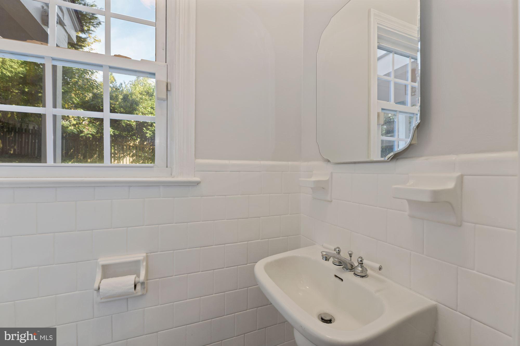 2729 South Arlington Ridge Road Arlington, VA 22202 - Photo 16 of 38 Main Level Powder Room