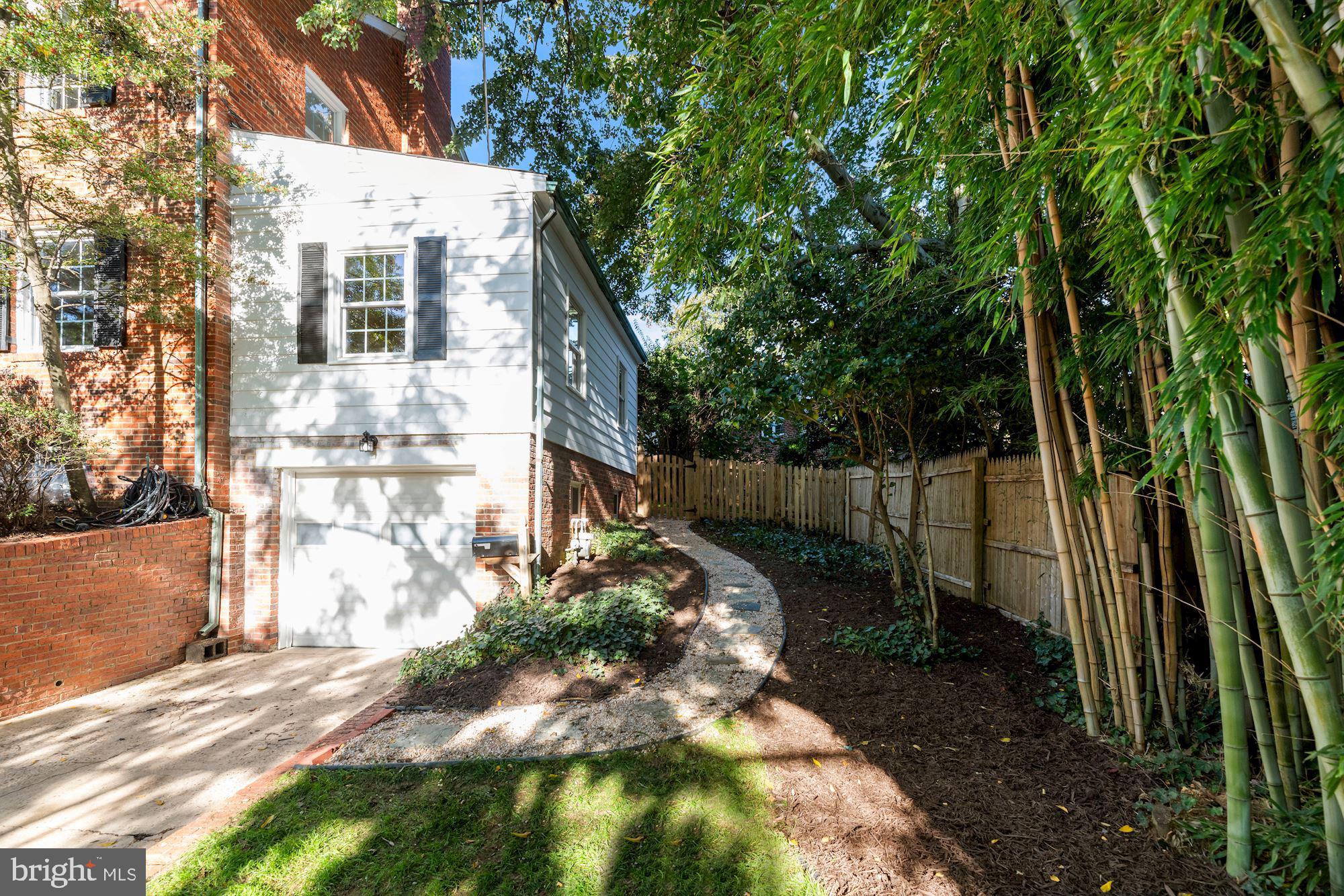 2729 South Arlington Ridge Road Arlington, VA 22202 - Photo 34 of 38 Private Side Yard