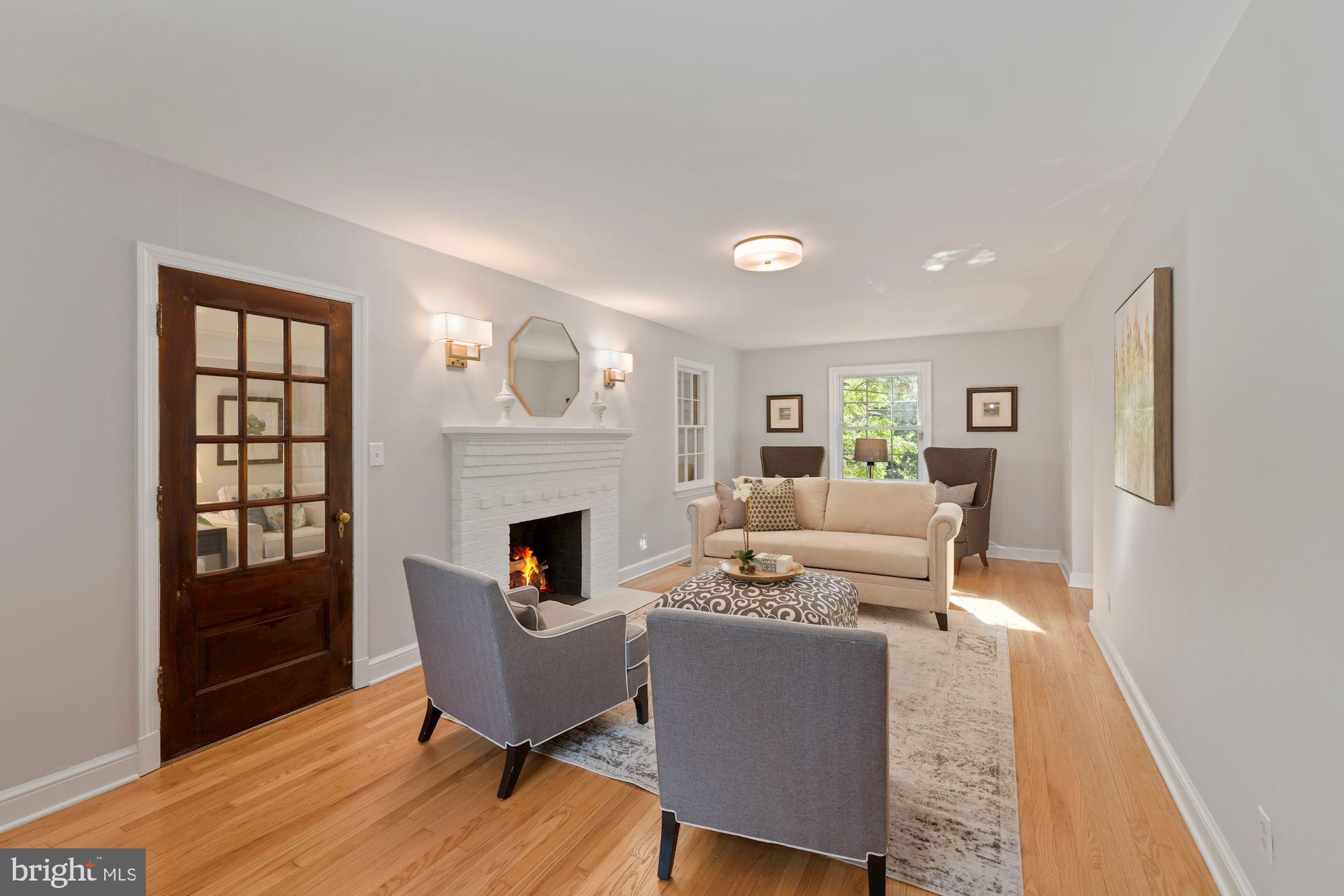2729 South Arlington Ridge Road Arlington, VA 22202 - Photo 6 of 38 Expansive Living Room