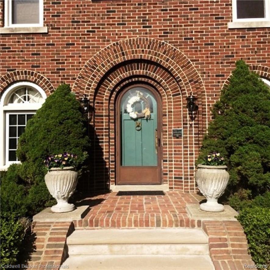 1424 Devonshire Road Grosse Pointe, MI 48230 - Photo 4 of 35 GRAND FRONT BRICK AND LIMESTONE ENTRANCE