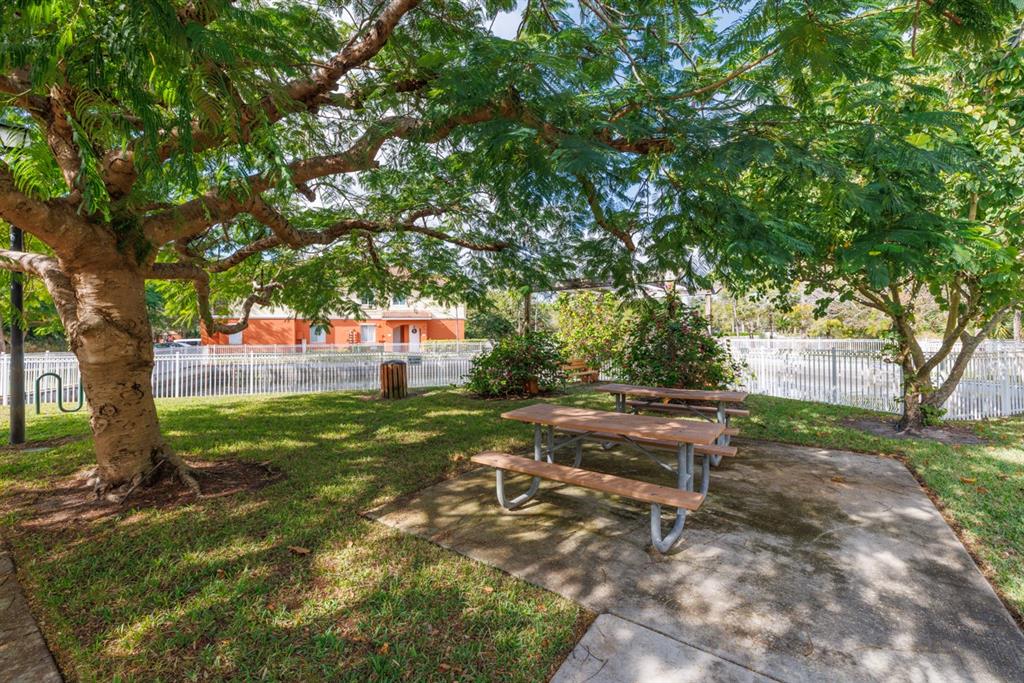 55 Southeast Palermo, Unit 105 Stuart, FL 34994 - Photo 37 of 40 a view of a backyard with large trees