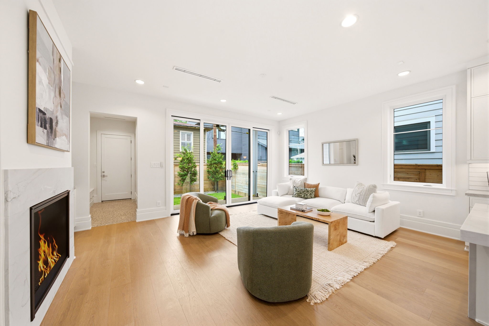 1023 Euclid Street Houston, TX 77009 - Photo 19 of 50 Great family room for watching movies or big games!