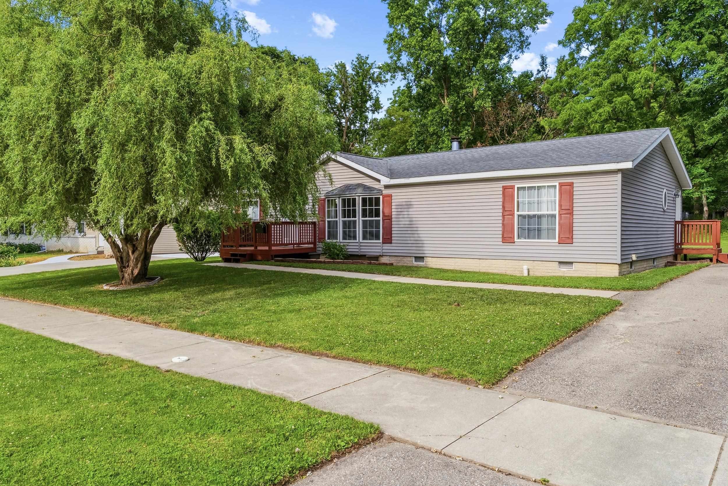 880 North East Street Fenton, MI 48430 - Photo 3 of 33 50213327-0c401c5d-0126-46b2-9cd2-12600f1c0580.JPG