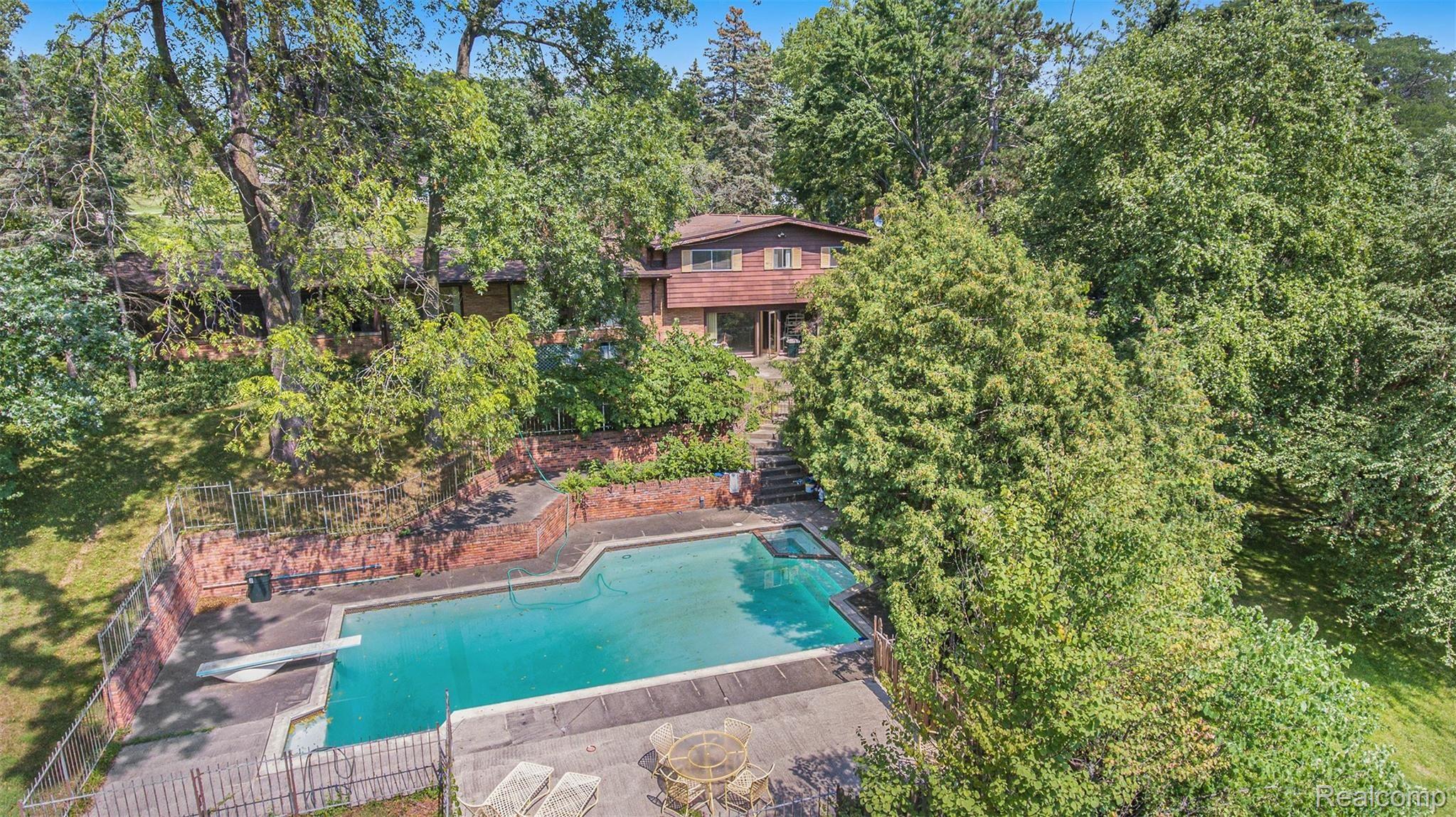2411 Worcester Road West Bloomfield, MI 48323 - Photo 33 of 41 DJI_0036.jpg
