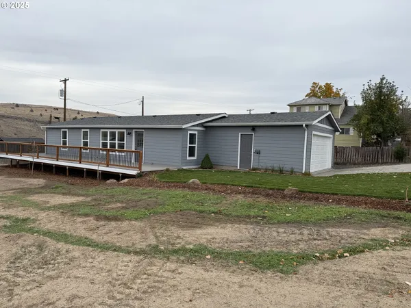 $325,000 | 407 Dufur Avenue, Maupin, OR 97037