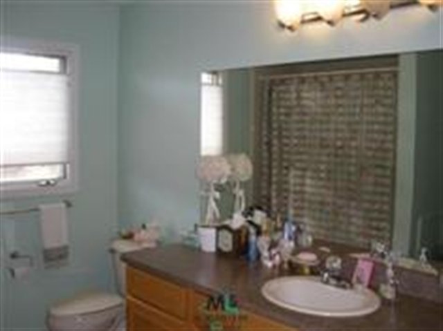 34362 Country Meadow Road New Baltimore, MI 48047 - Photo 7 of 12 31073975-6.JPG
