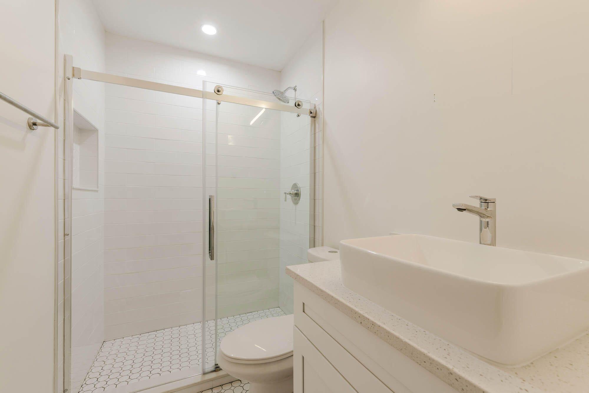 11 Concourse Drive, Unit D Jupiter, FL 33469 - Photo 5 of 9 Second Full Bathroom