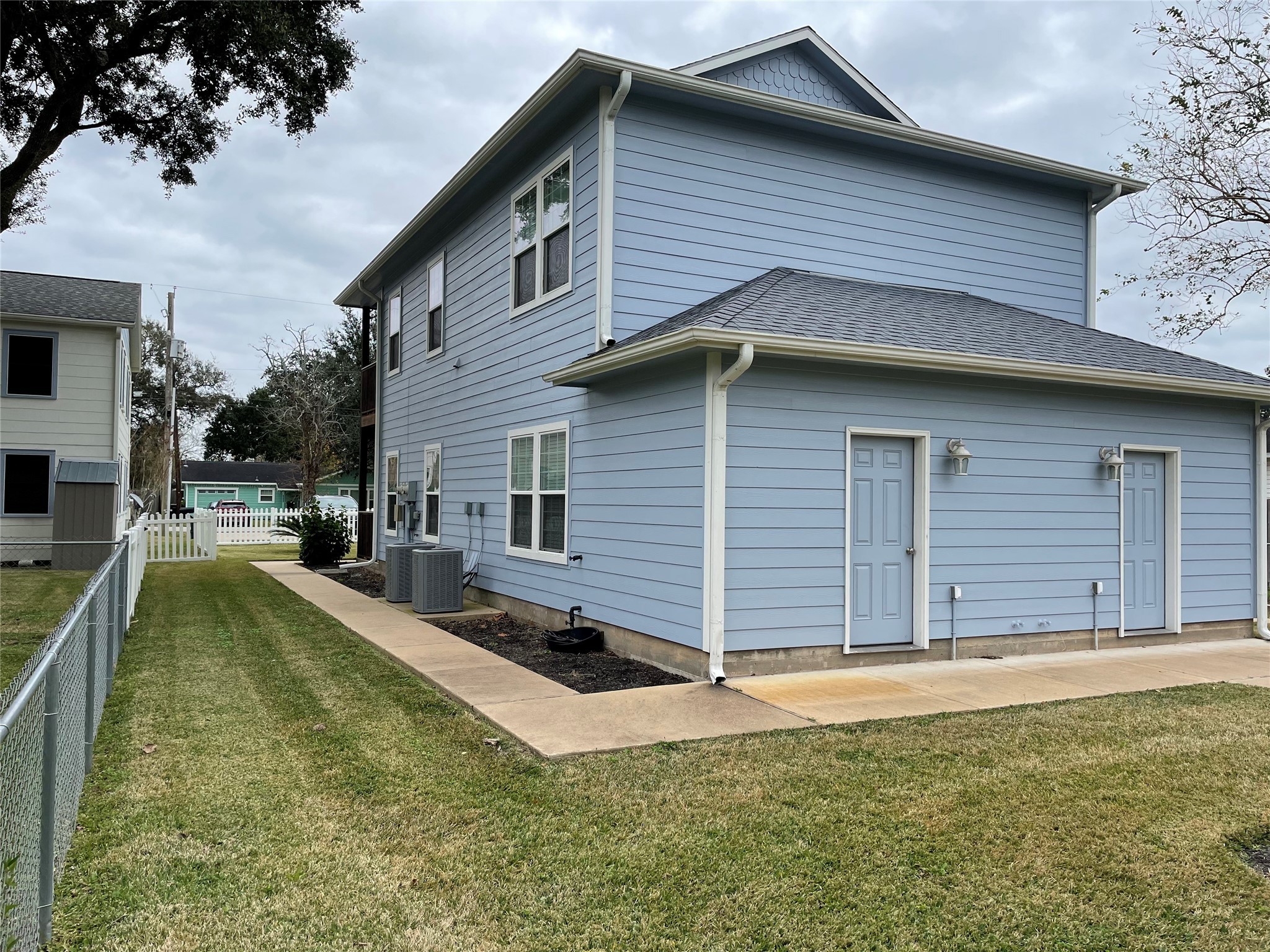 1018 South Booth Lane Alvin, TX 77511 - Photo 17 of 19 a view of a house with swimming pool and sitting area