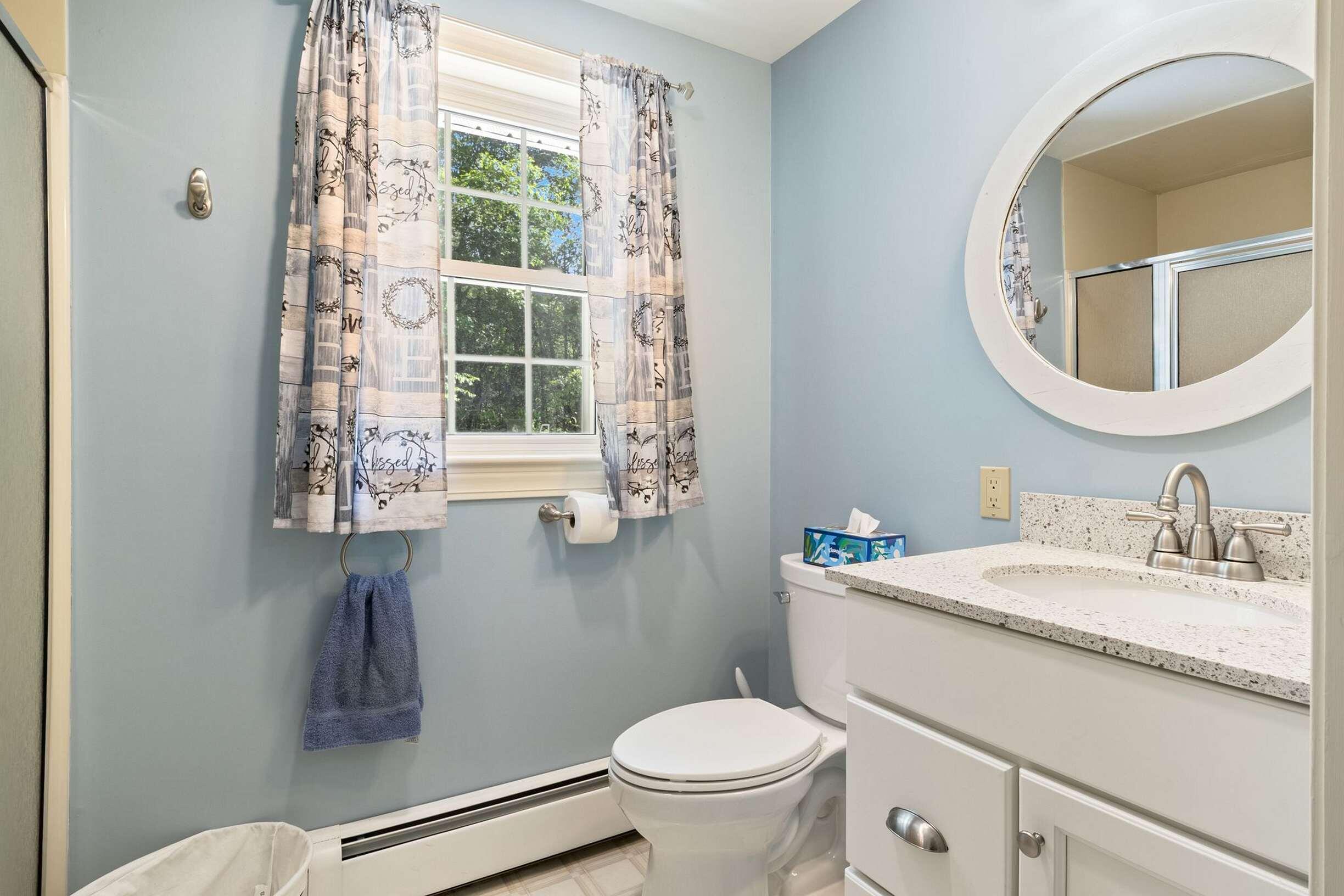21 North Village Road York, ME 03902 - Photo 17 of 35 Upstairs full bathroom