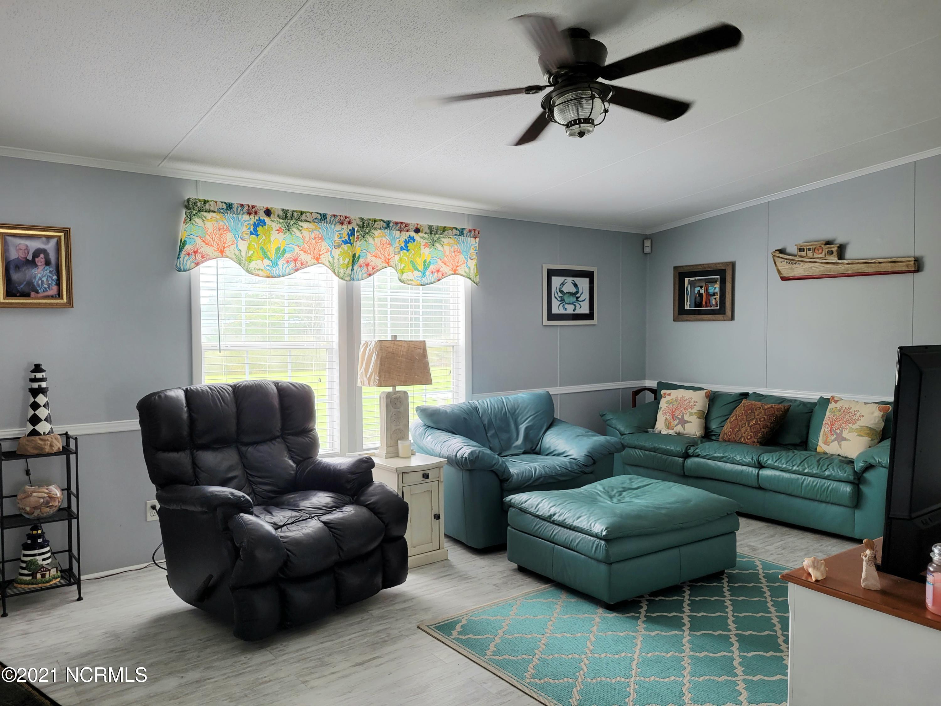 657 Straits Road Gloucester, NC 28528 - Photo 6 of 30 Living Room