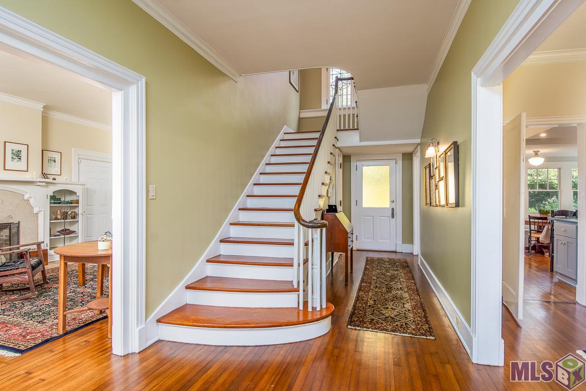 2335 Oleander Street Baton Rouge, LA 70806 - Photo 3 of 30 Staircase & Hallway