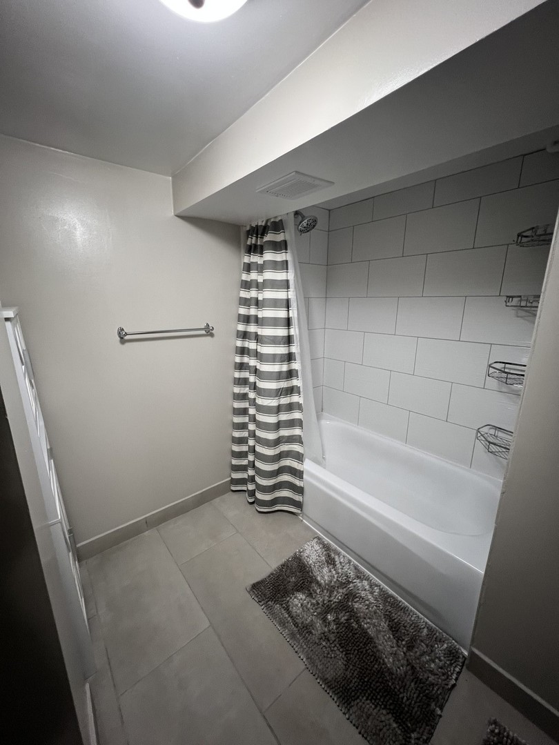 4818 North Moody Avenue, Unit G Chicago, IL 60630 - Photo 6 of 11 a bathroom with a bathtub and shower