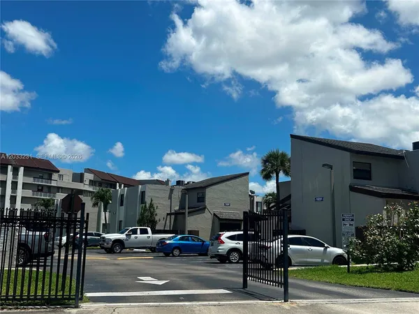 $2,900 | 10284 Northwest 9th St Circle, Unit 204, Miami, FL 33172