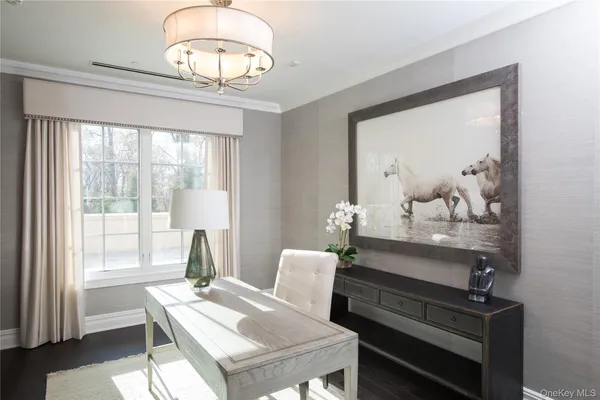 a view of a livingroom with furniture