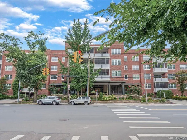 $898,000 | 1 Kensington Gate, Unit PH 14, Great Neck, NY 11021