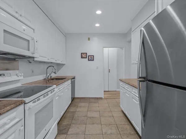 $898,000 | 1 Kensington Gate, Unit PH 14, Great Neck, NY 11021