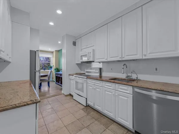 $898,000 | 1 Kensington Gate, Unit PH 14, Great Neck, NY 11021