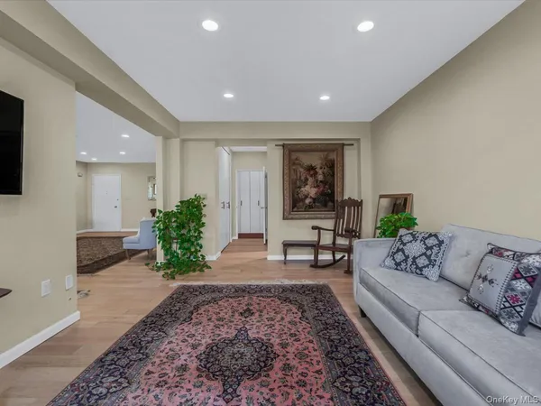 $898,000 | 1 Kensington Gate, Unit PH 14, Great Neck, NY 11021