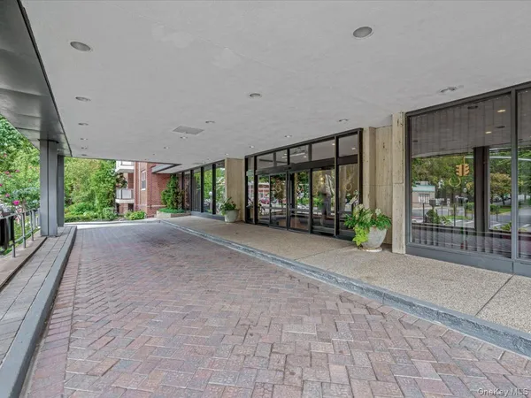 $898,000 | 1 Kensington Gate, Unit PH 14, Great Neck, NY 11021