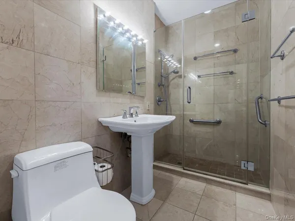 $898,000 | 1 Kensington Gate, Unit PH 14, Great Neck, NY 11021