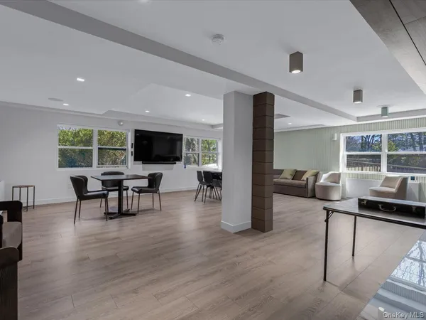 $898,000 | 1 Kensington Gate, Unit PH 14, Great Neck, NY 11021