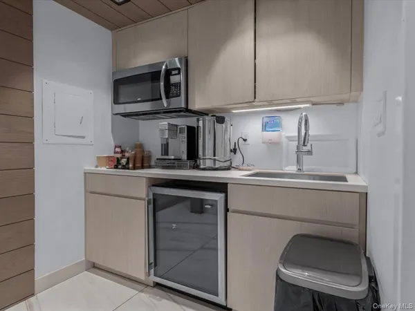 $898,000 | 1 Kensington Gate, Unit PH 14, Great Neck, NY 11021