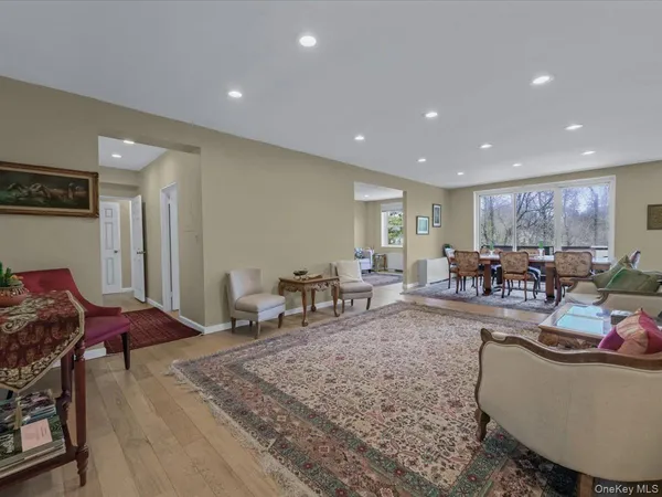 $898,000 | 1 Kensington Gate, Unit PH 14, Great Neck, NY 11021